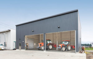 間口15.3m　奥行9.3m　軒高6.5m　42.4坪