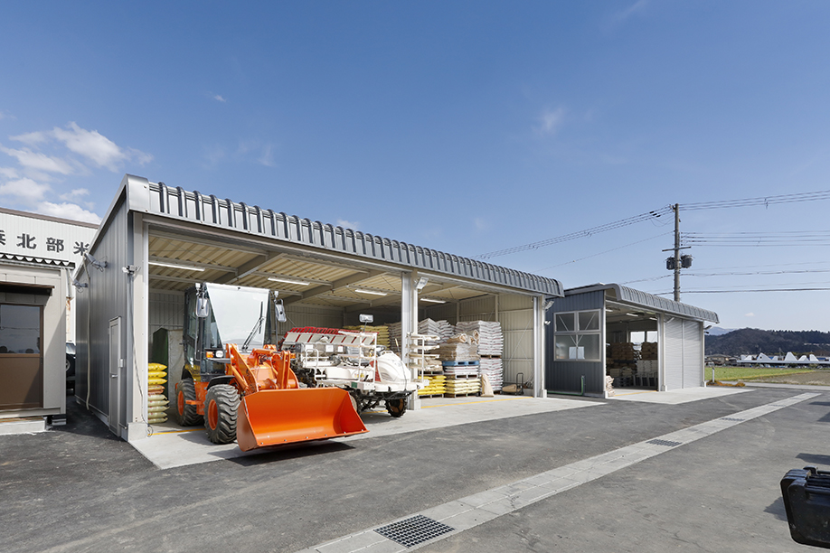 間口11.7m　奥行7.2m　高さ3.5m　25.6坪