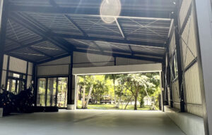 間口9.0m　奥行9.2m (壁外々) 軒高4.4m (シャッター有効高2.25m)　25.3坪