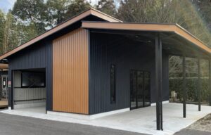 間口9.0m　奥行9.2m (下屋含む)　軒高4.4m (シャッター有効2.25m)　25.0坪