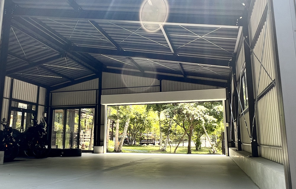 間口9.0m　奥行9.2m (壁外々) 軒高4.4m (シャッター有効高2.25m)　25.3坪