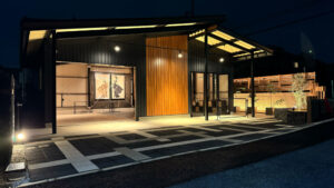 間口9.0m　奥行6.4m (壁外々) 軒高4.4m (シャッター有効高2.25m)　17.4坪