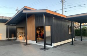 間口9.0m　奥行6.4m (壁外々)　軒高4.4m (シャッター有効2.25m)　17.4坪