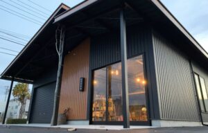 間口9.0m　奥行6.4m (壁外々)　軒高4.4m (シャッター有効2.25m)　17.4坪