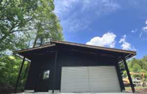 間口9.0m　奥行12.1m (壁外々) 軒高4.4m (シャッター有効高2.25m)　33.0坪